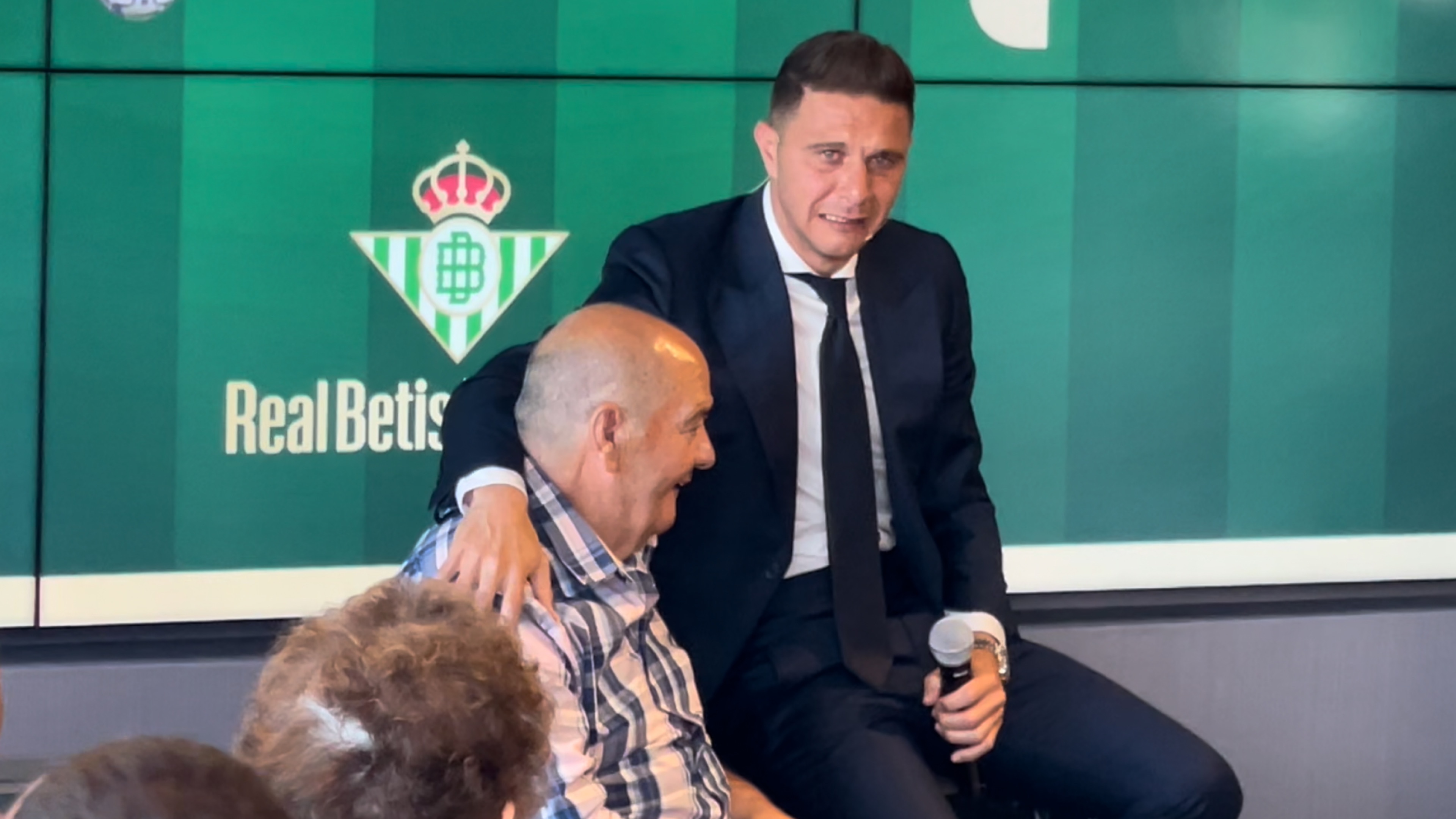 Joaquín, emocionado junto a Aurelio Sánchez, su padre, en el acto de despedida. PG