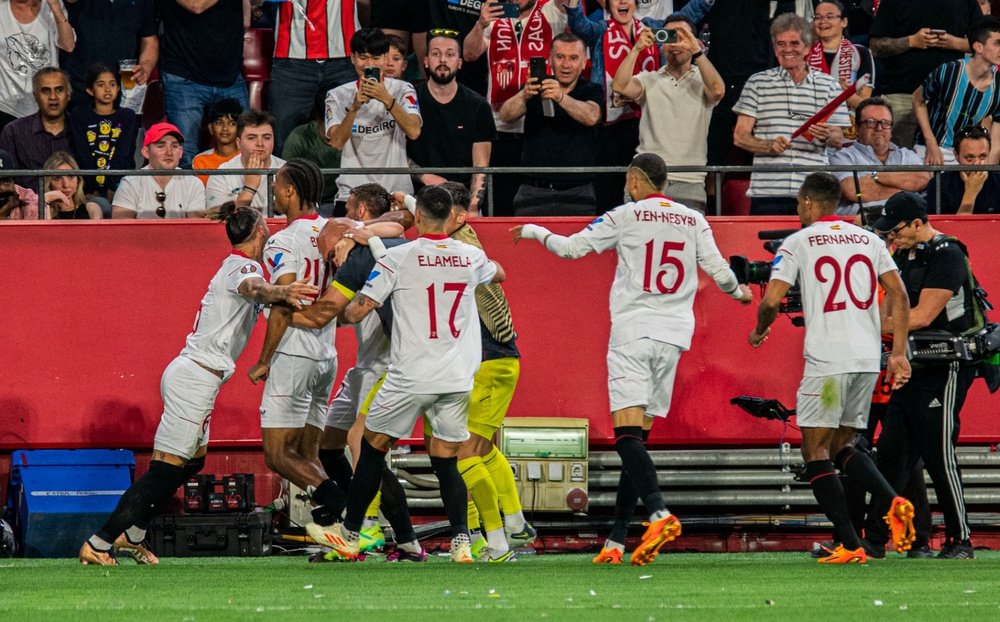 El Sevilla FC festejando el segundo gol ante el Manchester United. Foto: Mario Míjenz
