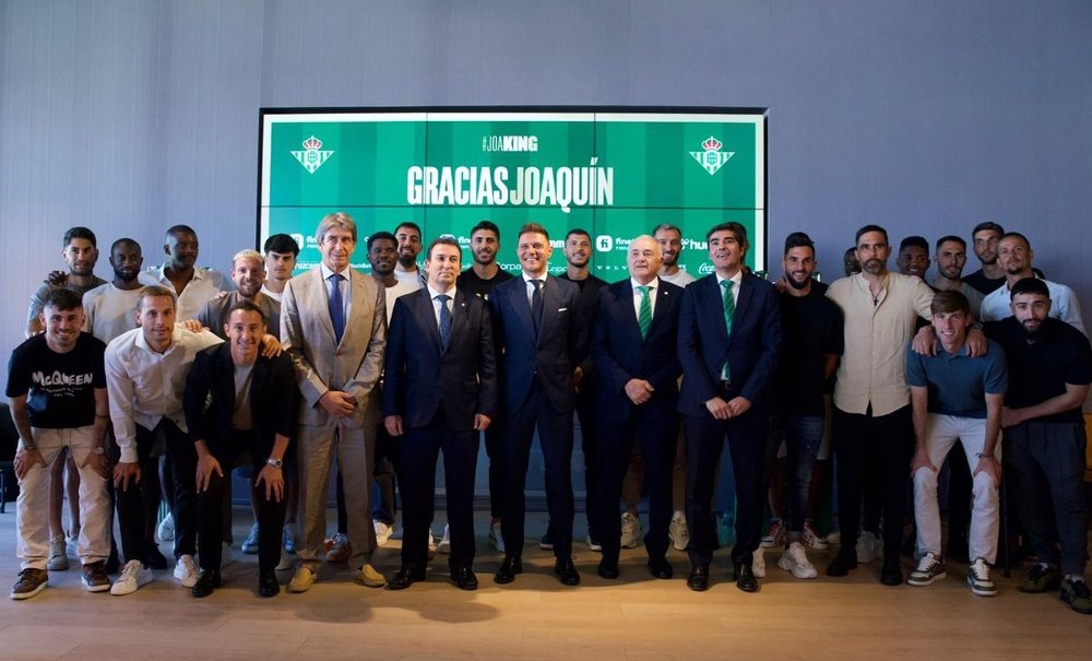 Joaquín posa junto a sus actuales compañeros del Real Betis, Manuel Pellegrini, Rafael Gordillo, Angel Haro y José Miguel López Catalán.- RBB