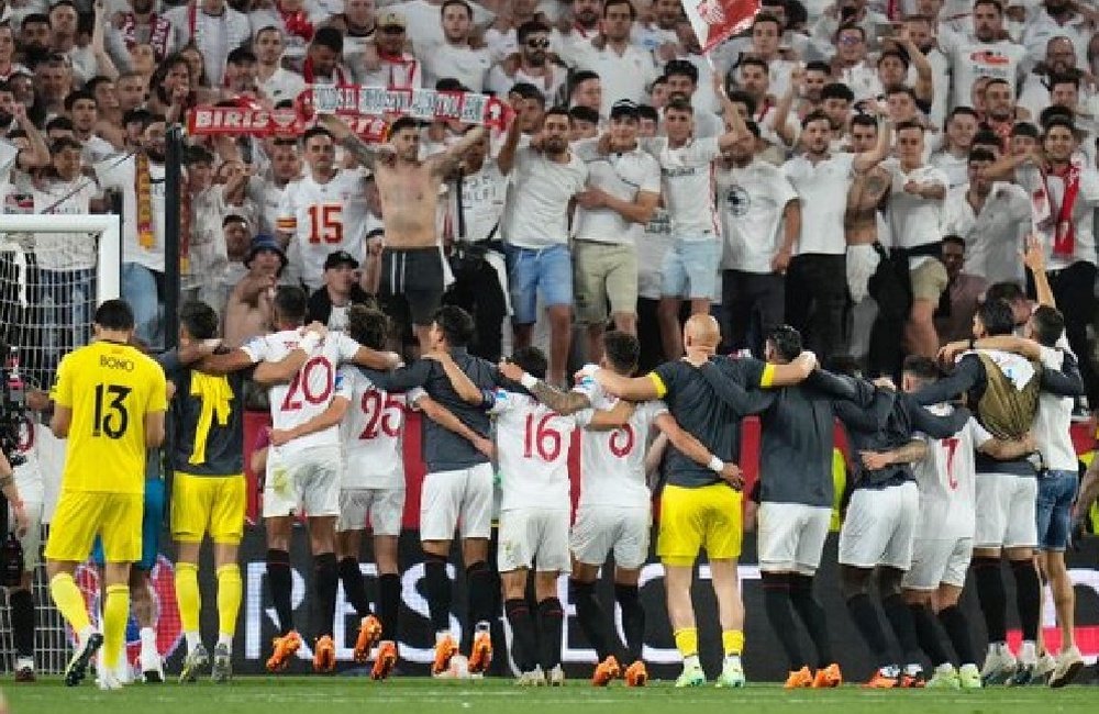 Los jugadores del Sevilla FC celebran con su afición el pase a las semifinales de la Europa League tras ganar al Manchester United 3-0 en Nervión. Foto: SFC Media