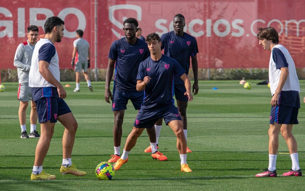 Óliver Torres, en un entrenamiento del Sevilla FC. Foto: Mario Míjenz