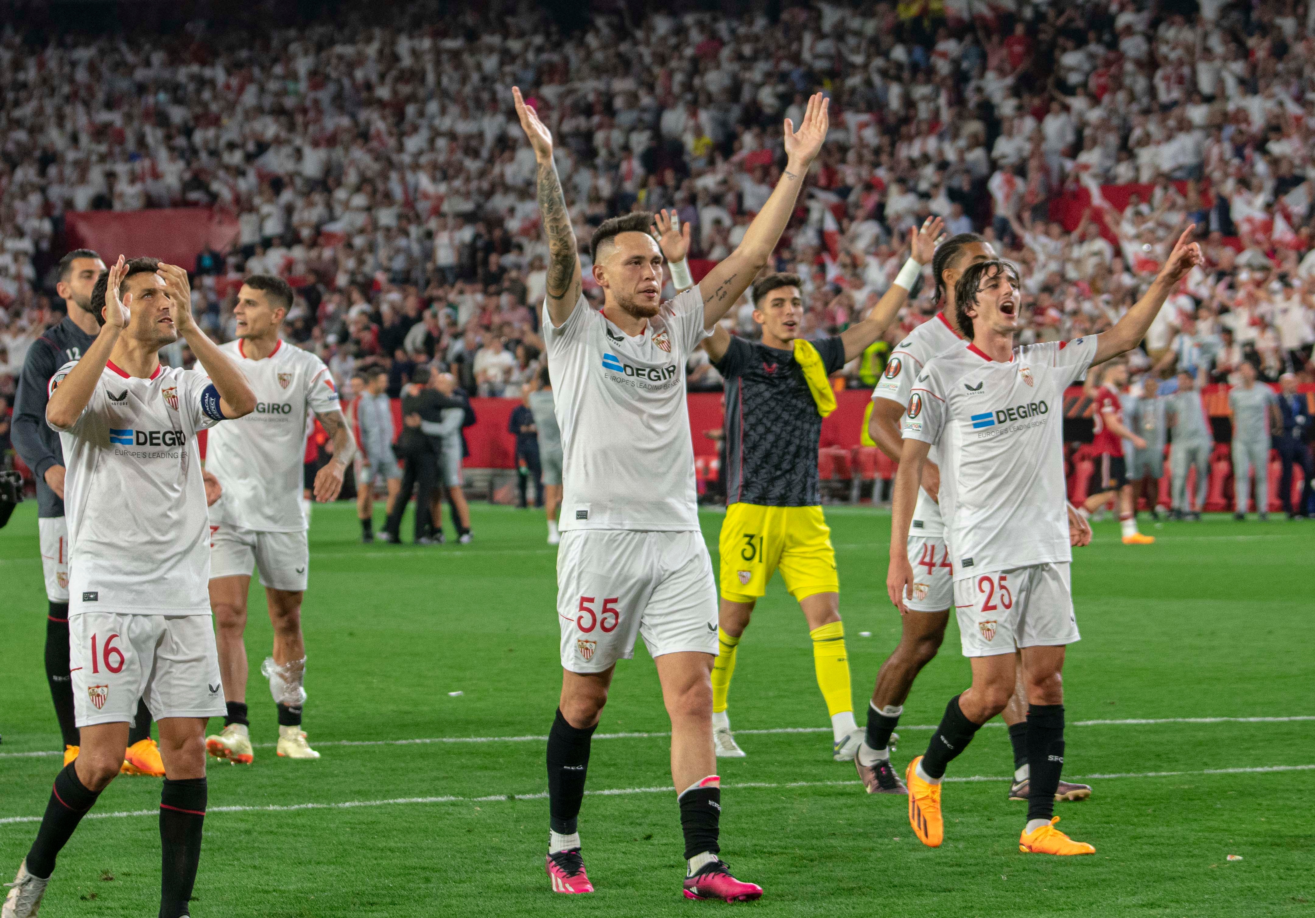 Imagen de Lucas Ocampos celebrando en la eliminatoria del Sevilla FC ante el Mnachester United en el Sánchez-Pizjuán | Imagen: Mario Míjenz García