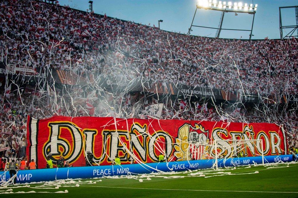 Imagen del tifo de la afición del Sevilla FC en la eliminatoria del Sevilla FC ante el Mnachester United en el Sánchez-Pizjuán | Imagen: Mario Míjenz García