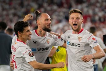 Imagen de Rakitic, Gudelj y Navas en la eliminatoria del Sevilla FC ante el Mnachester United en el Sánchez-Pizjuán | Imagen: Mario Míjenz García
