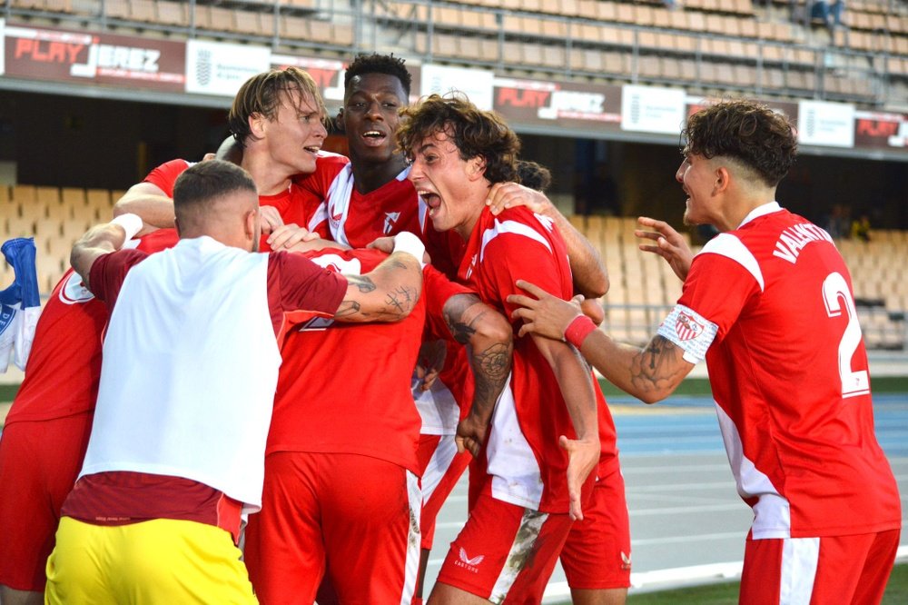 Imagen del Sevilla Atlético celebrando el gol de Isaac Romero | Imagen: @CanteraSFC