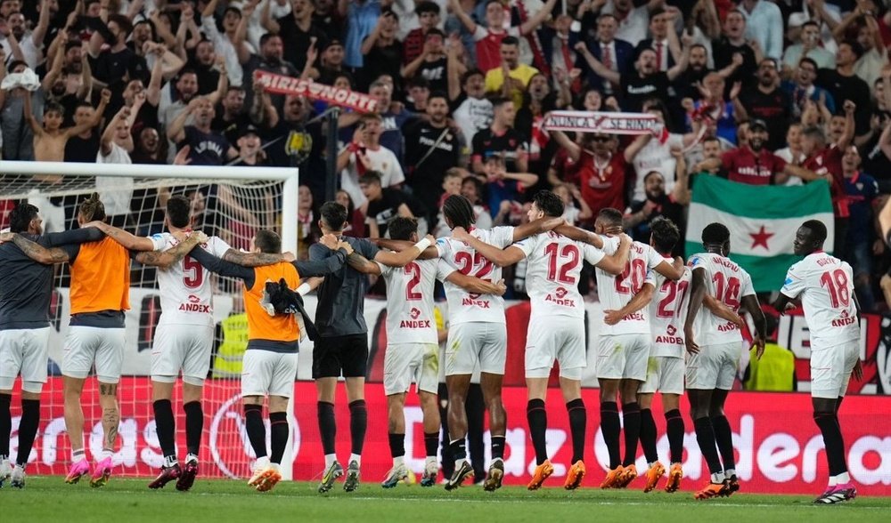 Los jugadores del Sevilla FC celebran con la afición el triunfo ante el Villarreal. Foto: SFC Media