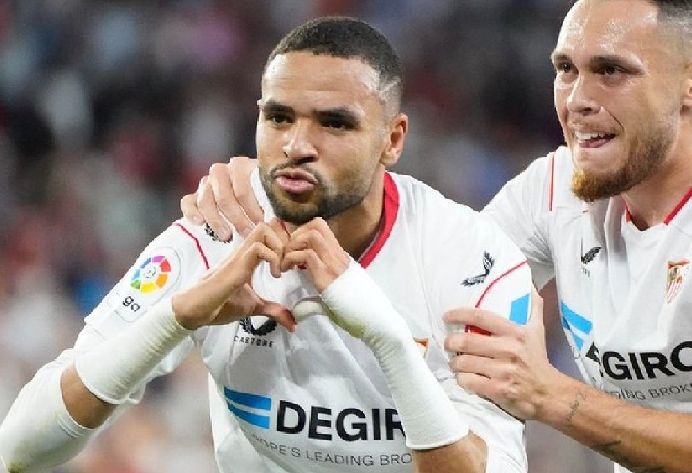 El delantero del Sevilla FC, Youssef En-Nesyri, celebra junto a Ocampos el tanto del triunfo 2-1 ante el Vilarreal. Foto: SFC Media