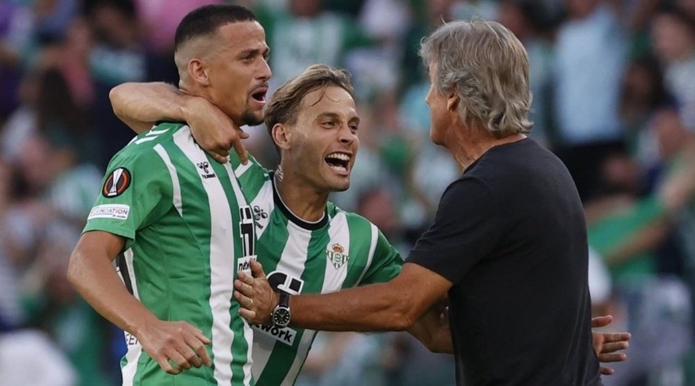 Manuel Pellegrini celebra con Luiz Felipe y Canales el final de partido ante la Roma en el Benito Villamarín.- Efe