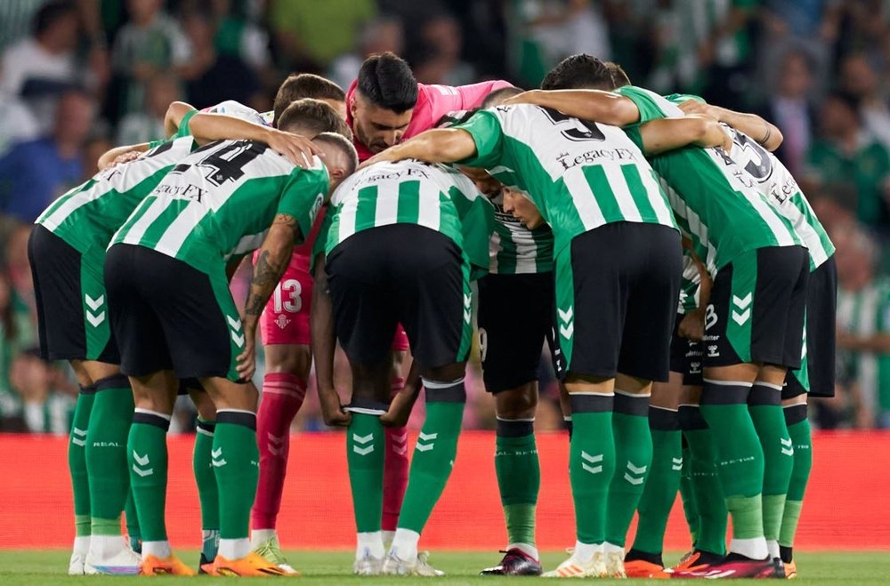 Los jugadores del Real Betis, antes del partido ante la Real Sociedad.- RBB