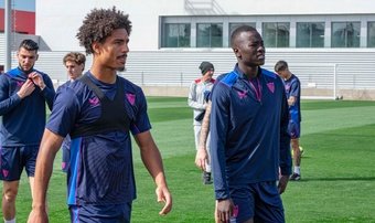 Imagen de Loïc Badé y Pape Gueye en el entrenamiento del Sevilla FC | Imagen: Mario Míjenz