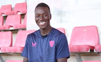 El jugador del Sevilla FC, Pape Gueye, en la entrevista concedida en exclusiva a BeSoccer Sevilla. Foto: Mario Míjenz/José Manuel Rodríguez