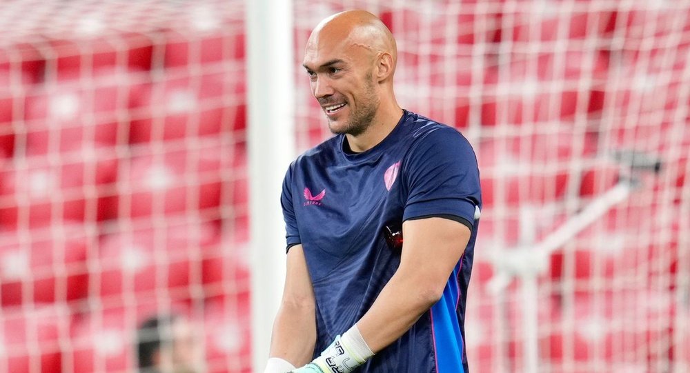 Imagen de Marko Dmitrovic calentando en San Mamés | Imagen: @SevillaFC