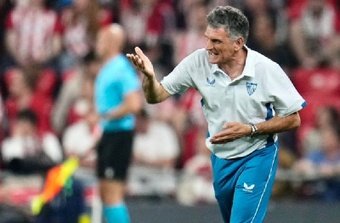 El entrenador del Sevilla FC, José Luis Mendilibar, da instrucciones a su equipo en San Mamés. Foto: SFC Media