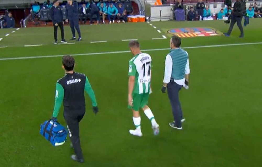 Joaquín se retira lesionado en el minuto 80 de partido, que acabó el Betis con nueve futbolistas.- Captura Movistar LaLiga