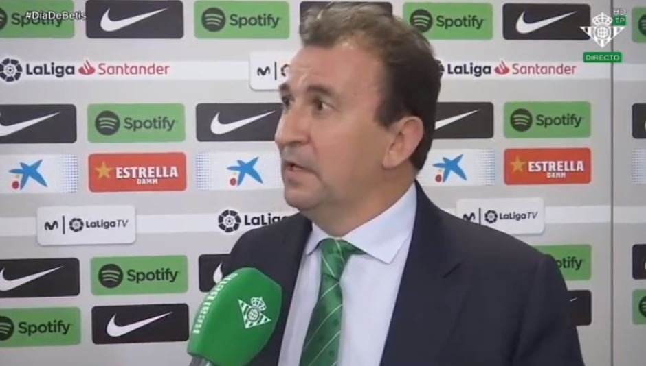 José Miguel López Catalán mostró la indignación de los béticos ante las cámaras de TV por otro arbitraje nefasto.- RBB