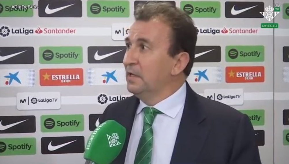 José Miguel López Catalán mostró la indignación de los béticos ante las cámaras de TV por otro arbitraje nefasto.- RBB