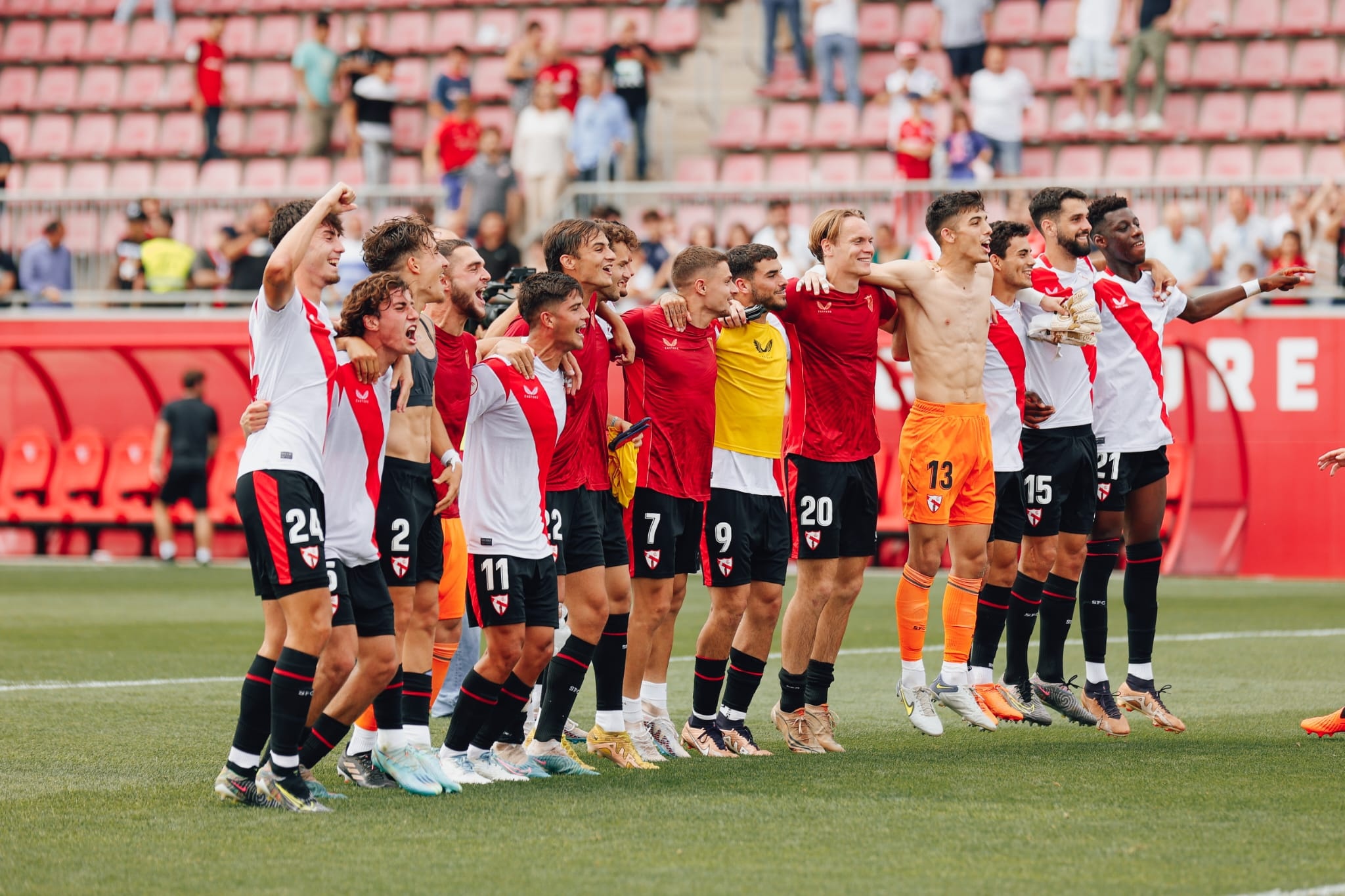 El Sevilla Atlético festejando junto a su afición en el Estadio Jesús Navas. Foto: @CanteraSFC