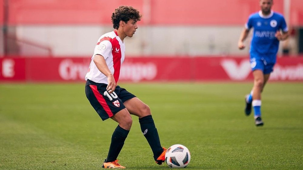 Imagen de Carlos Álvarez con el Sevilla Atlético ante el Vélez CF | Imagen: @_carlosalvarez10@
