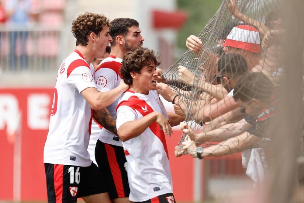 Los jugadores del Sevilla Atlético, con Carlos Álvarez en primer término, celebran con la afición sevillista el triunfo ante el Vélez. Foto: SFC Media
