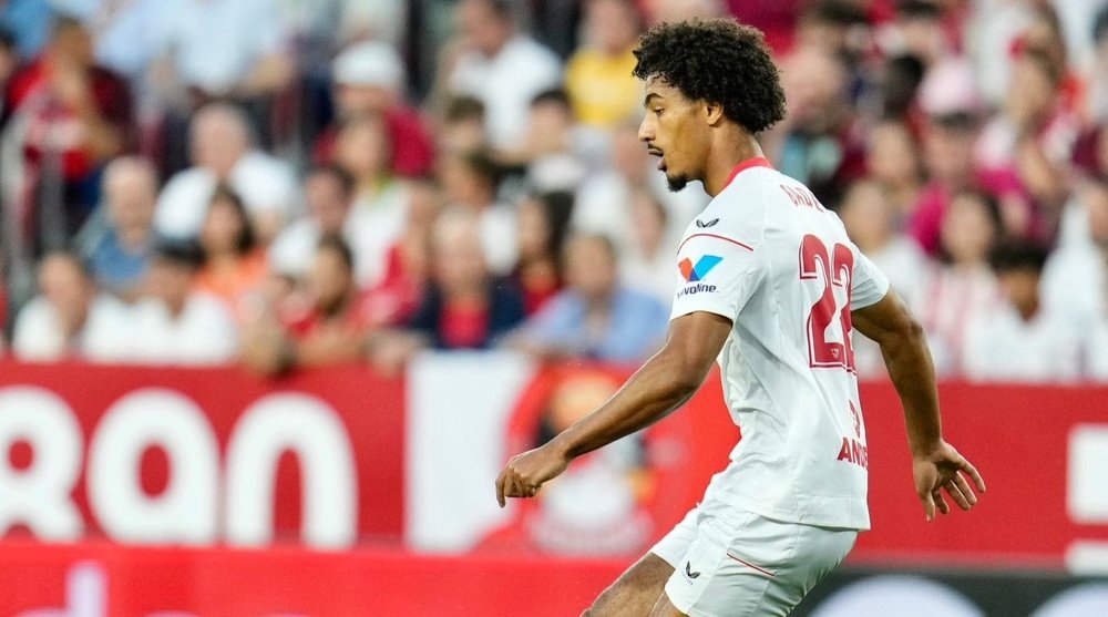 Löic Badé, durante el Sevilla FC-Girona FC. Foto: @SevillaFC