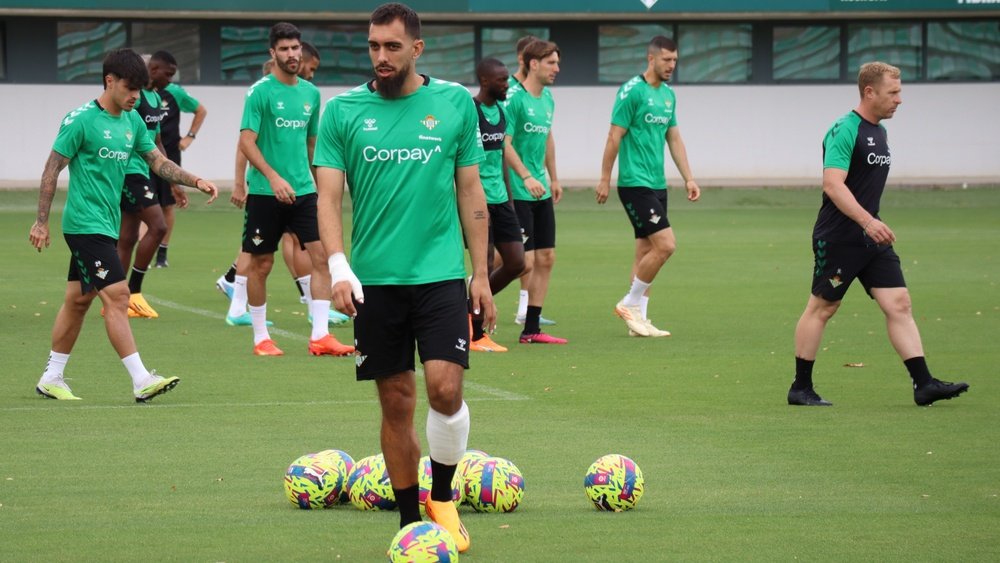 Borja Iglesias, durante el entrenamiento del Real Betis. AM