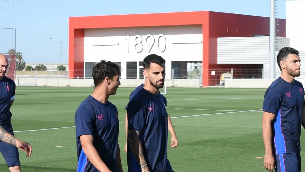 Suso de camino al gimnasio del primer equipo tras la charla de José Luis Mendilibar junto a Óliver Torres | Imagen: Mario Míjenz García