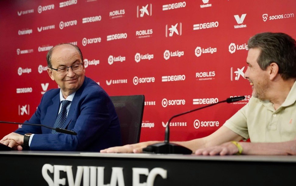 El exportero del Sevilla FC, Juan Carlos Unzué, junto al presidente sevillista Pepe Castro, en la presentación de su documental sobra la ELA. Foto: SFC Media