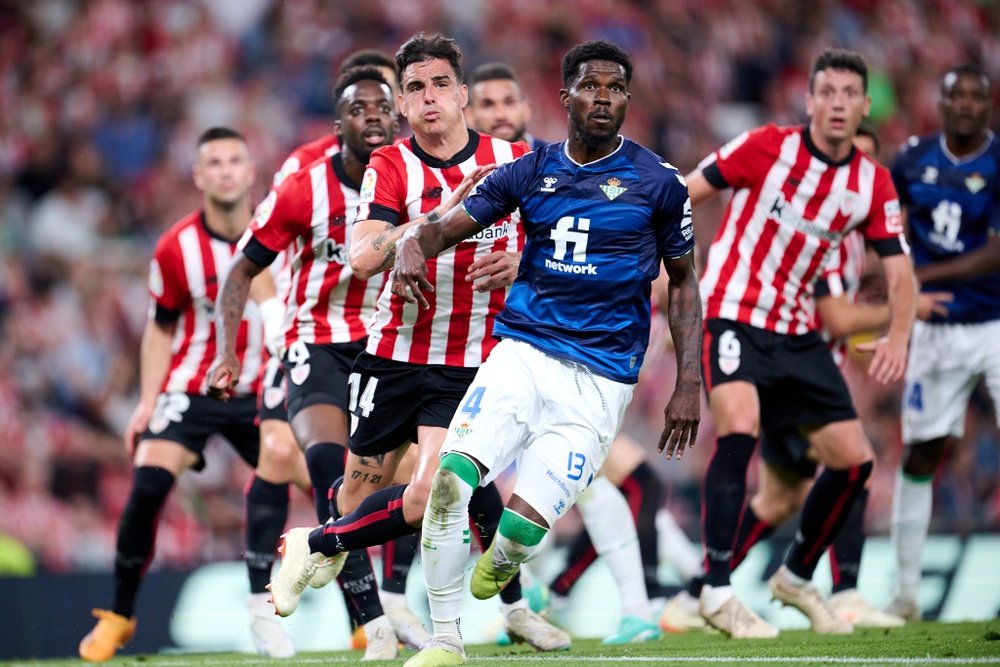 Paul Akouokou durante el Athletic Club-Real Betis. RBB
