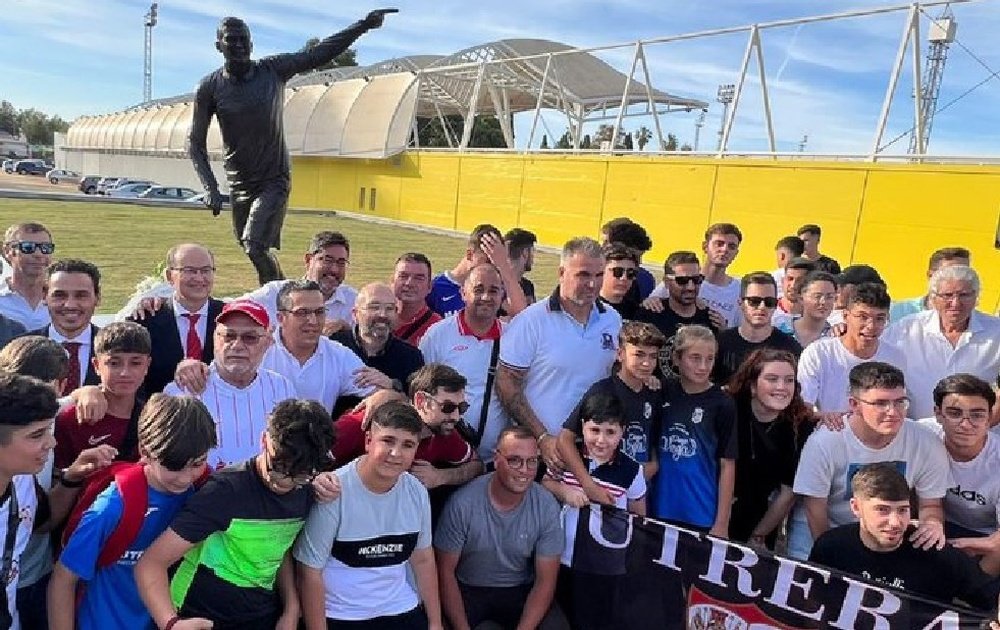 La estatua en recuerdo a José Antonio Reyes ya luce a las puertas del Estadio Municipal San Juan Bosco de Utrera. Foto: SFC Media