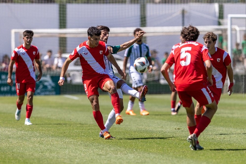 Imagen de Pablo Pérez disputando un balón en el Estadio del Pozuelo ante el Juventus de Torremolinos | Imagen: @CanteraSFC