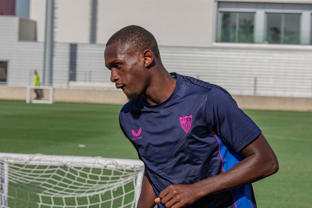 Imagen de Nianzou en el entrenamiento del Sevilla FC | Imagen: Mario Míjenz García