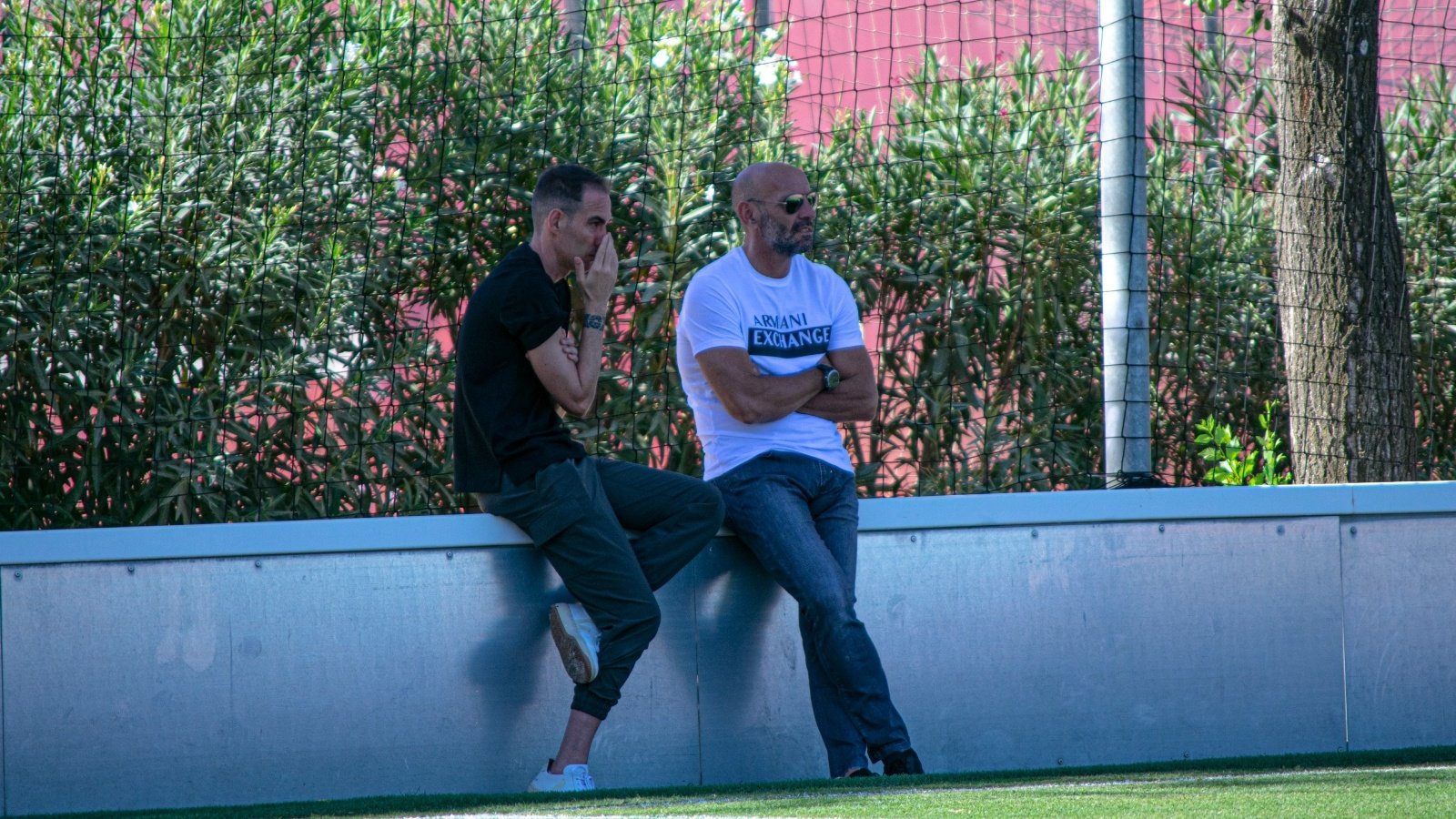 Imagen de Monchi y Fernando Navarro observando un entrenamiento del Sevilla FC | Imagen: Mario Míjenz García