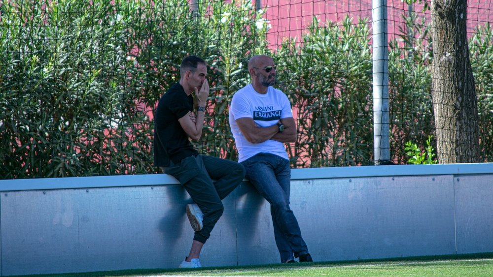 Imagen de Monchi y Fernando Navarro observando un entrenamiento del Sevilla FC | Imagen: Mario Míjenz García