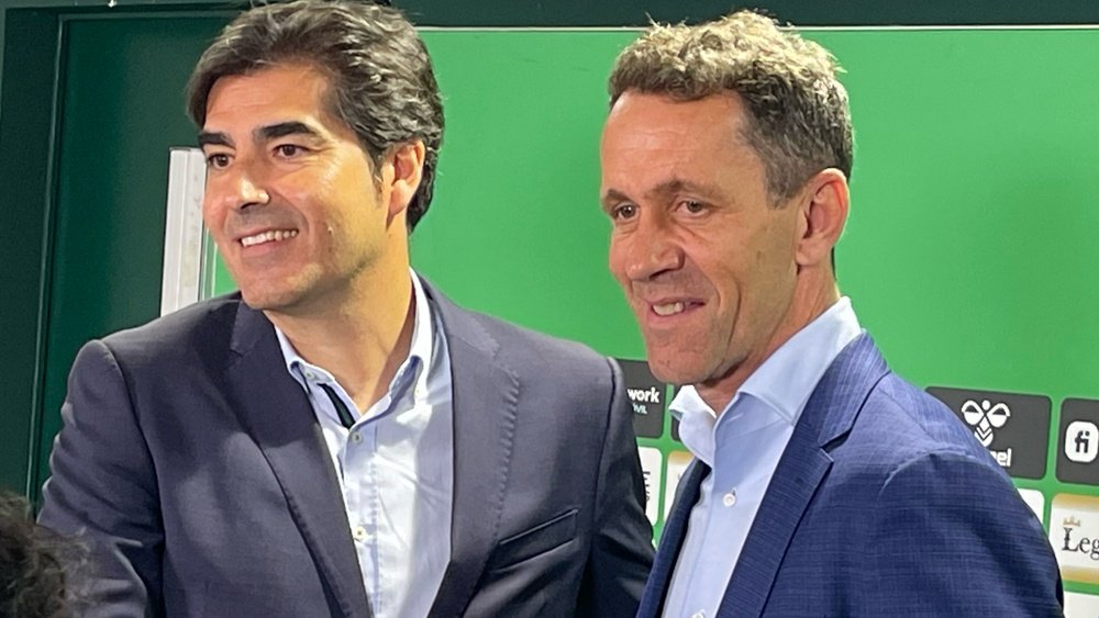 Ángel Haro estrecha la mano de Ramón Planes, el nuevo Director Deportivo del Real Betis, durante su presentación en la sala de prensa del Benito Villamarín.- Arturo E. Parejo