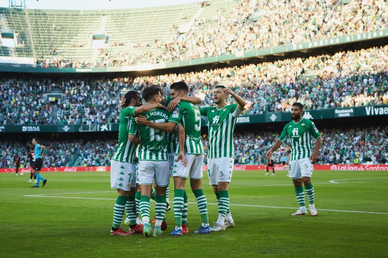 Los jugadores del Betis celebran uno de los goles anotados la pasada campaña al Rayo en el Villamarín. RBB