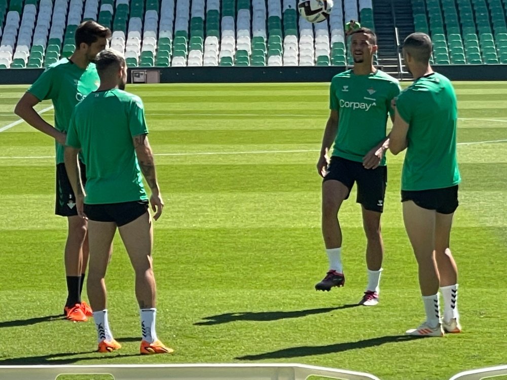 Luiz Felipe, junto a Guido, Ruibal y Edgar en la sesión de entrenamiento bética.