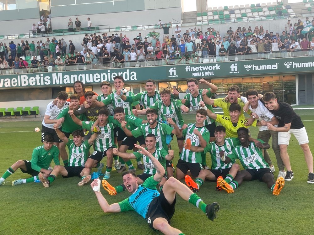 Los chicos del juvenil del Real Betis celebran la clasificación a la Copa de Campeones. PG