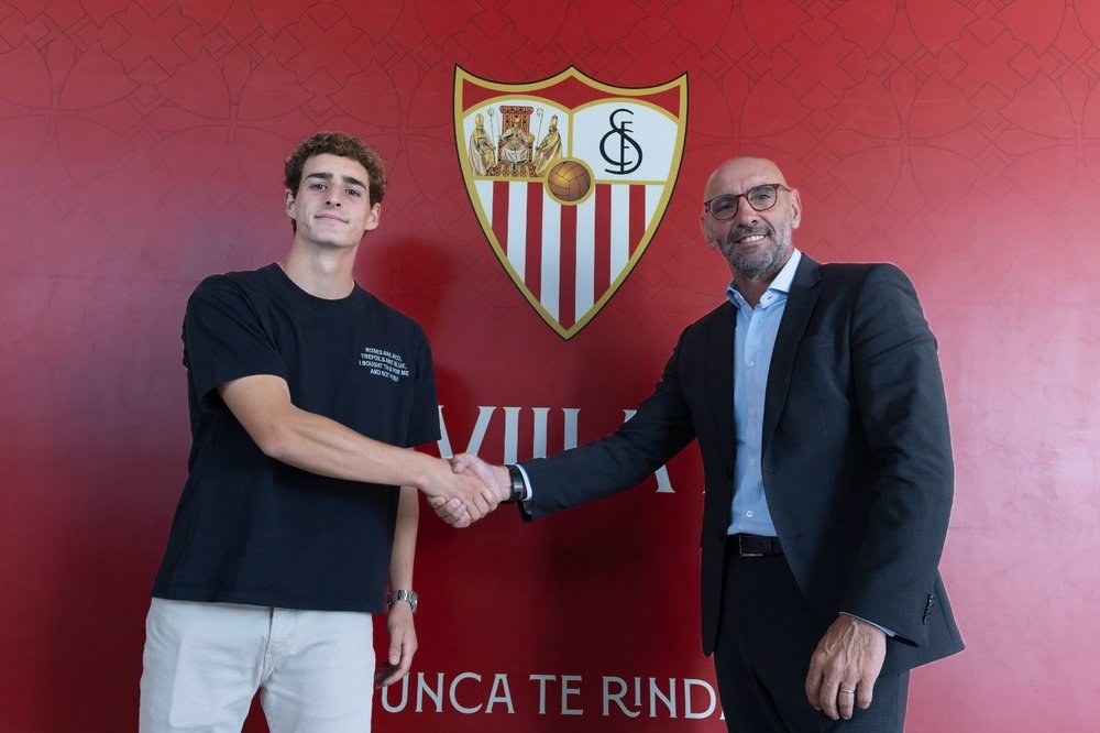 Manuel Bueno, junto a Monchi, en su renovación con el Sevilla FC. Foto: @CanteraSFC