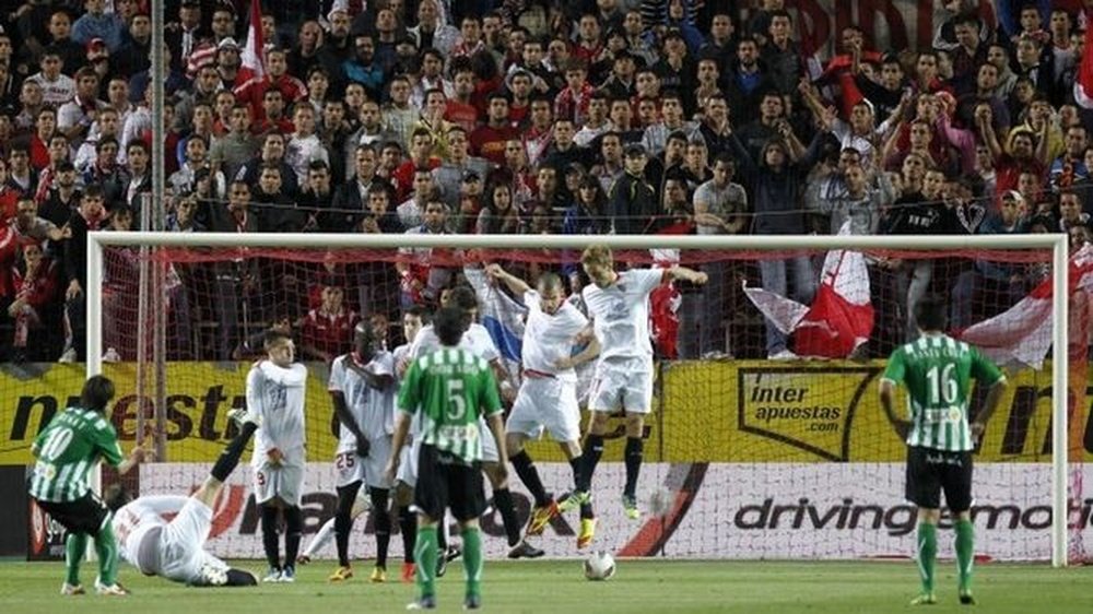 El segundo gol de falta de Beñat que decidió el último derbi jugado en el mes de mayo en el Sánchez-Pizjuán.- RBB