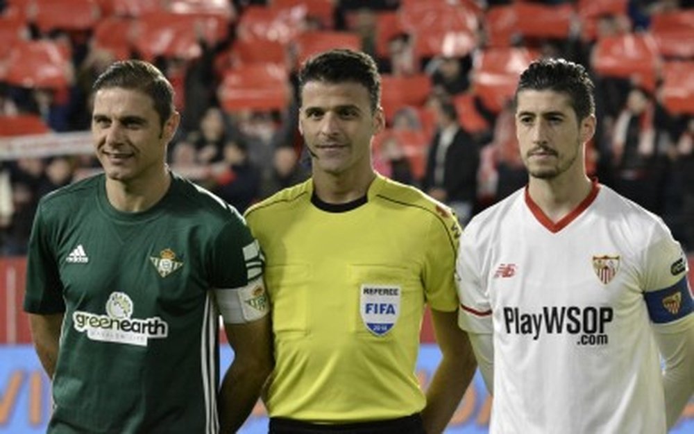 Jesús Gil Manzano junto a Joaquín y Escudero, antes del derbi que ganó el Betis 3-5 al Sevilla en enero de 2018.-