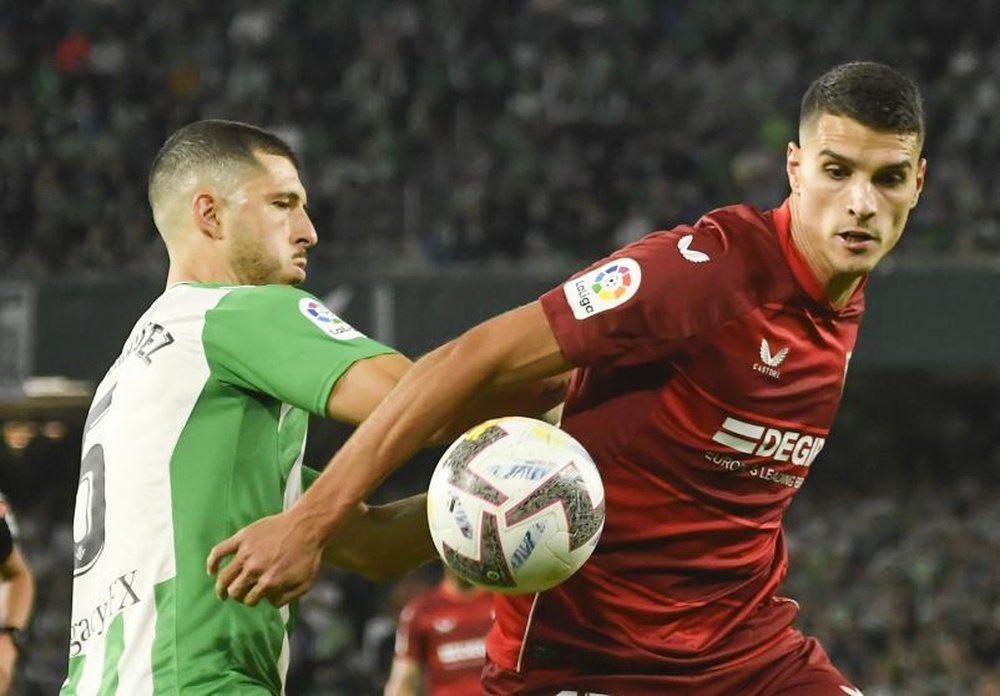 Los argentinos Guido Rodríguez y lamela, durante el derbi de la primera vuelta en el Benito Villamarín (1-1).- Raúl Caro / Efe