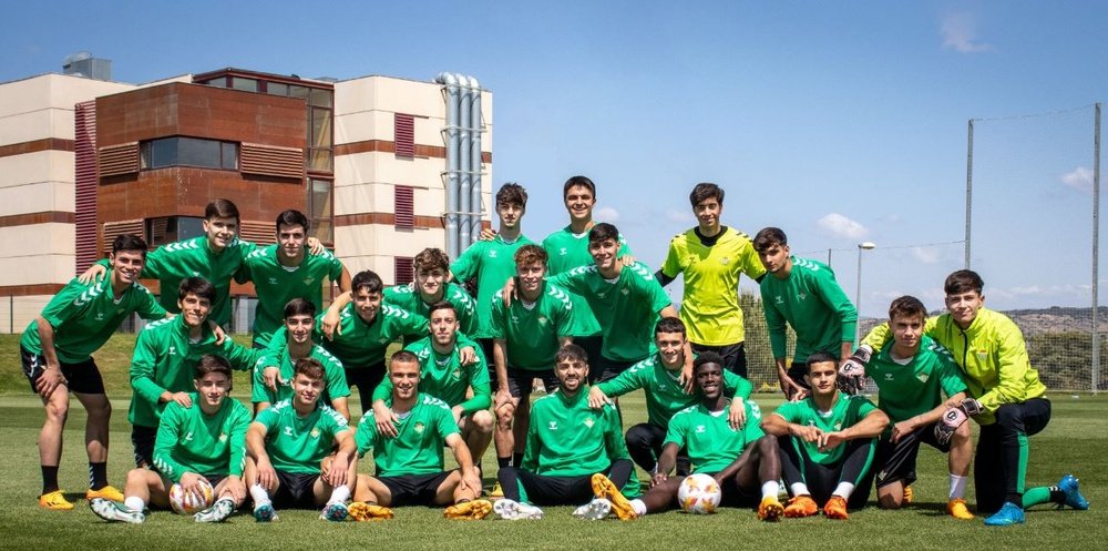 Los juveniles del Real Betis, tras el último entrenamiento de este viernes en Las Rozas previo a la final.- RBB