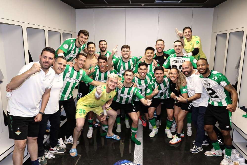 Los jugadores, técnicos y auxiliares del Real Betis Futsal celebran la permanencia en los vestuarios del Pabellón de Anaitasuna.- RBB