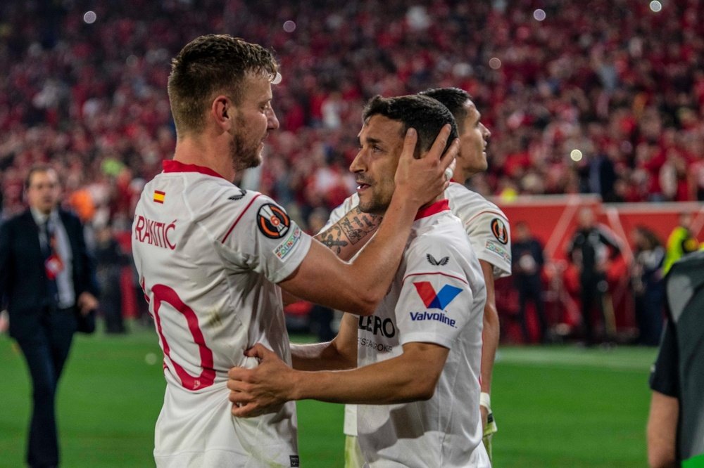 Jesús Navas e Ivan Rakitic, en la celebración tras el pase a la final de la Europa League del Sevilla FC ante la Juventus. Foto: Mario Míjenz