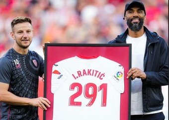 El jugador del Sevilla FC, Ivan Rakitic, junto a Frederik Kanouté, ya es el futbolista extranjero con más partidos disputados en el conjunto sevillista. Foto: SFC Media