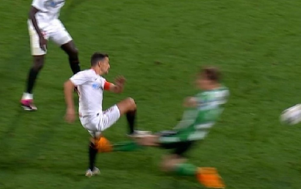 El jugador del Sevilla FC, Jesus Navas, recibe una durísima entrada de Miranda, que acabó expulsado. Foto: Captura DAZN