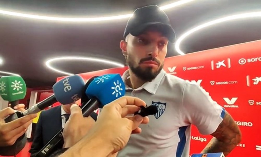 El jugador del Sevilla FC, Alex Telles, atiende a los medios a la conclusión del derbi disputado en el Sánchez-Pizjuán ante el Real Betis. Foto: Mario Míjenz/José Manuel Rodríguez