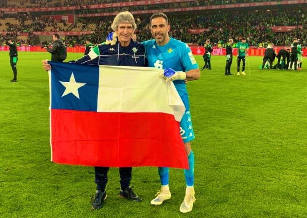 Manuel Pellegrini posa con la bandera de Chile junto a Claudio Bravo tras ganar la Copa del Rey con el Real Betis el año pasado.- RBB