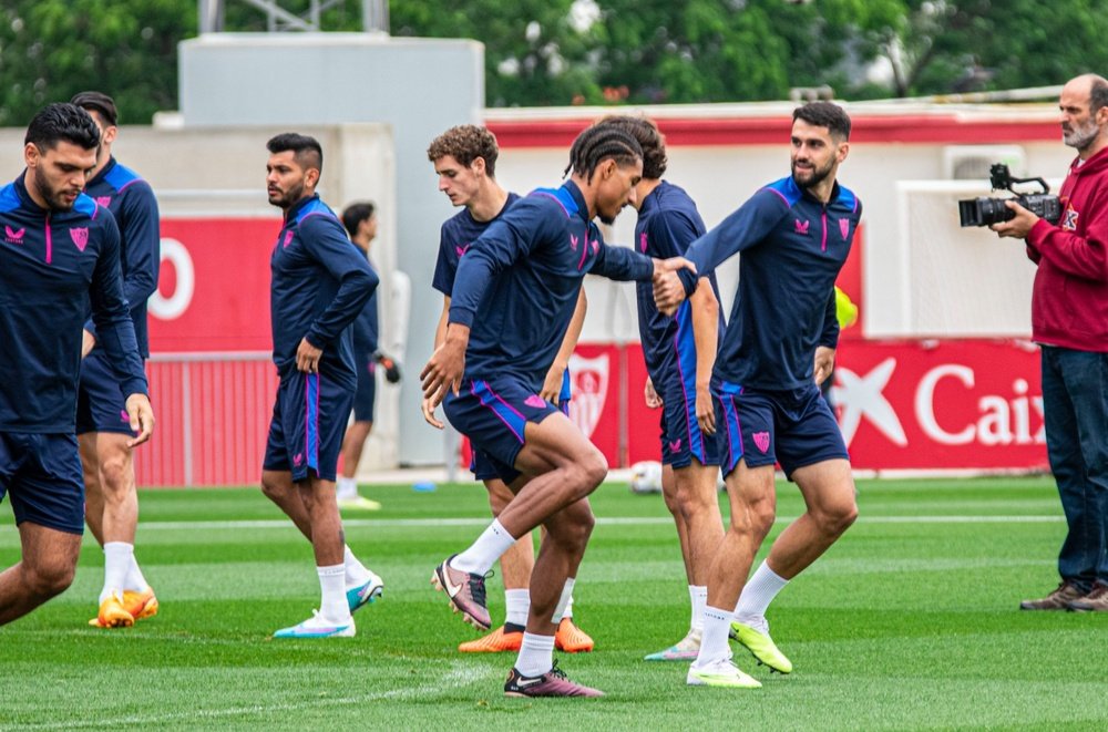 El Sevilla FC durante el entrenamiento previo al viaje del Elche. Foto: Mario Míjenz