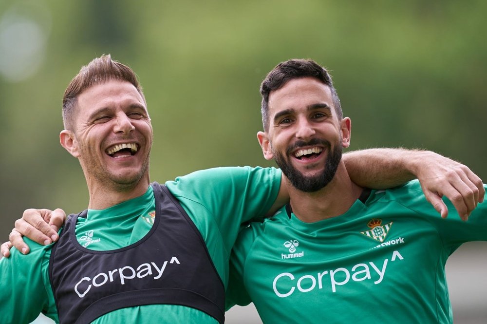 Joaquín, junto a Martín Montoya, en el entrenamiento de este lunes.- RBB